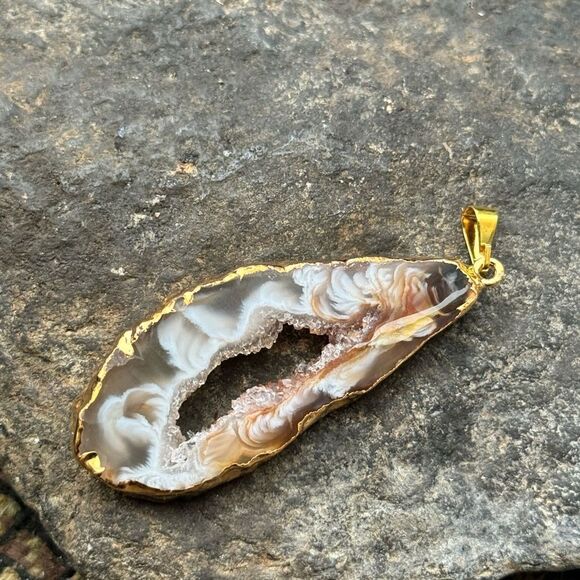 ⭐️ New! Yellow Geode Agate Pendant in Goldtone 25.00 ctw - Picture 4 of 7